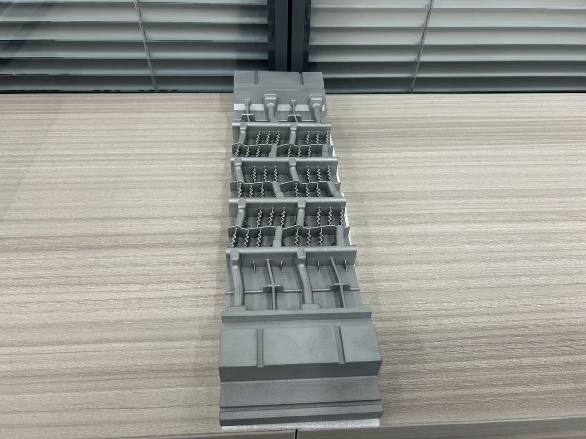 Array of 3D-printed tire mold steel strips